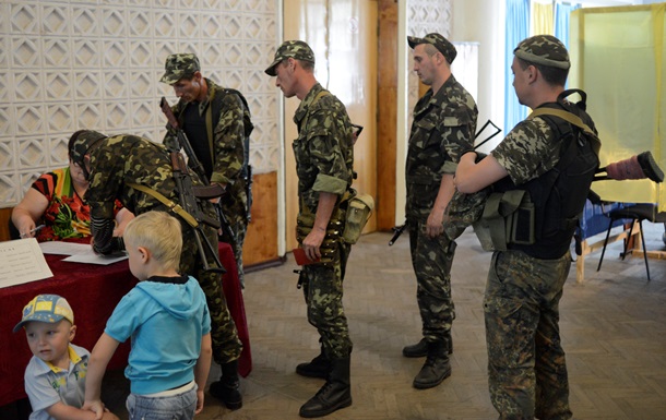 На дільницю - з автоматом. Як українські військові обирають президента 