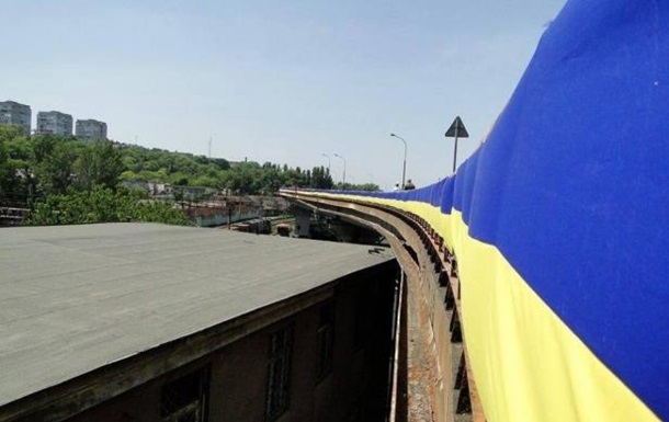 На эстакаде Одесского порта появился огромный флаг Украины