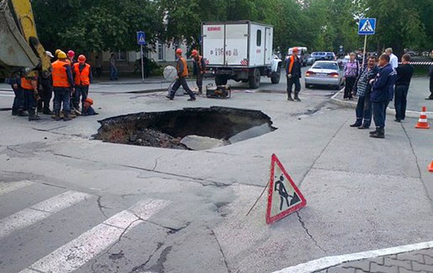 В центре Киева из-за дождя провалилась дорога 