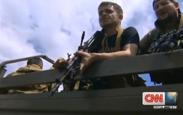 Озброєні люди в інтерв ю CNN називають себе  кадировцями -добровольцями