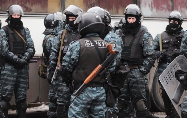 Десять бывших сотрудников Беркута приняли присягу МВД России