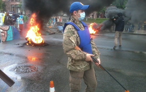 На Майдані підпалили шини і кидають на асфальт коктейлі Молотова