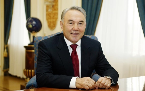 Назарбаев поздравил Порошенко с победой на выборах президента Украины