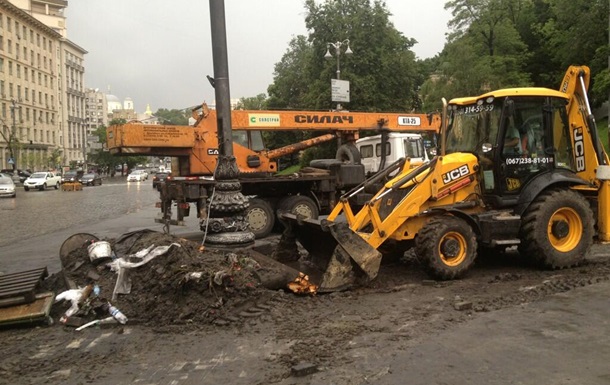 В Киеве начали демонтаж баррикады на улице Грушевского