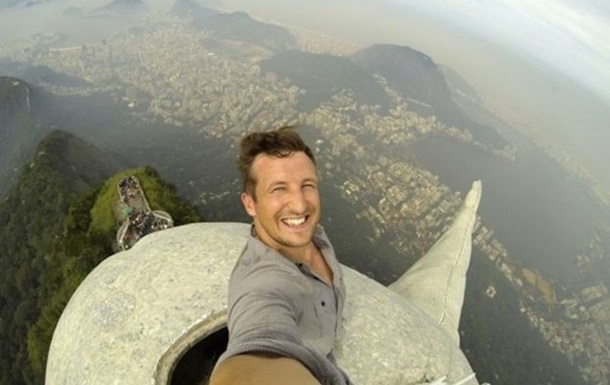 Головокружительное селфи. Турист сфотографировался на вершине статуи Христа в Рио