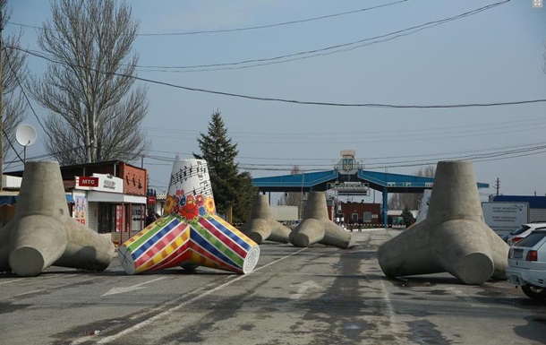 Неизвестные обстреляли пункт пропуска в Донецкой области