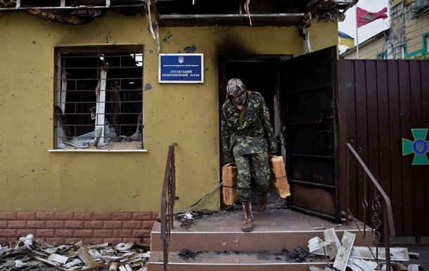 Захваченная ополченцами погранчасть в Луганске - видео