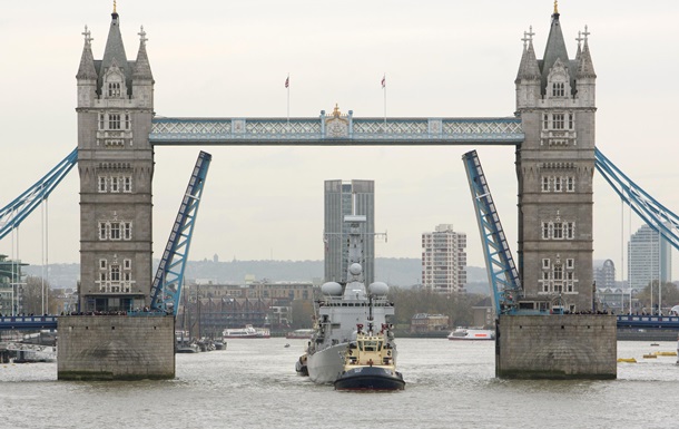 В Лондоне теплоход с туристами врезался в Тауэрский мост