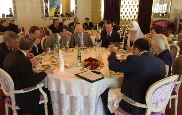 Турчинов собрал политиков на молитвенный завтрак в Раде 