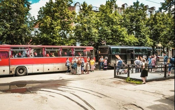 На виїзді зі Слов янська невідомі обстріляли два автобуси з дітьми - ЗМІ