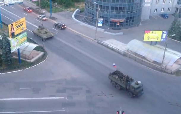 Через Макеевку проехали танки и военные грузовики под флагом России