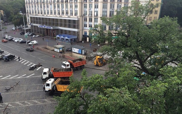 На Майдані старі барикади міняють на нові з бетонних плит