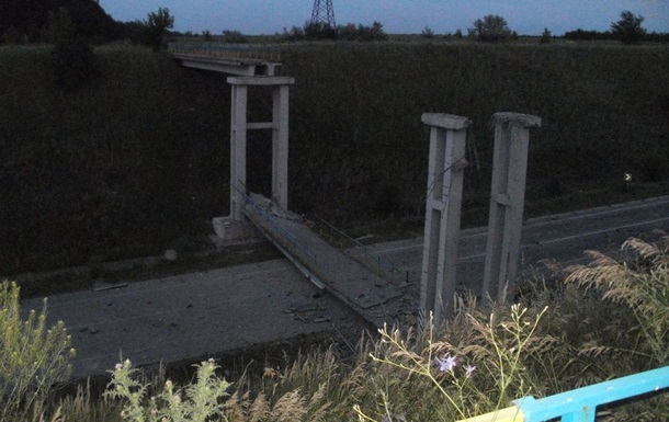 В сети появились фото взорванного моста возле Станицы Луганской