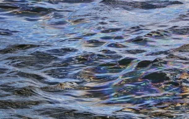 Затонувшее возле Одессы судно загрязняет море нефтепродуктами - фото