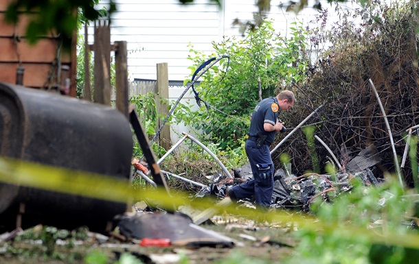 У США між будинками впав легкомоторний літак: пілот загинув