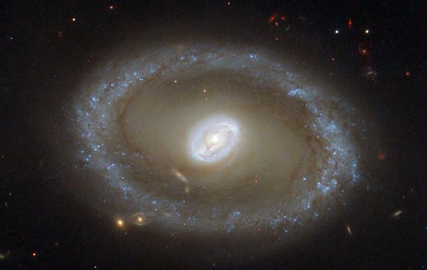 NASA показала галактику со сверхмассивной черной дырой и молодыми звездами