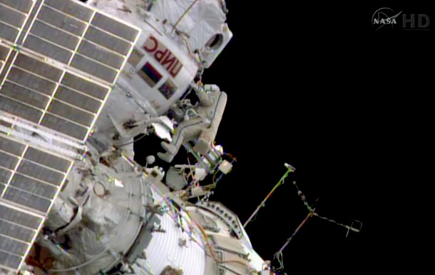 Российские космонавты более семи часов провели в открытом космосе