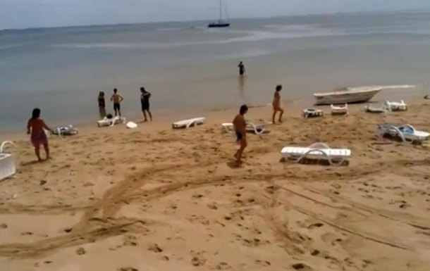 Одеський пляж накрило цунамі і змило 15 відпочивальників