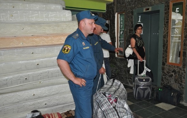Колонна МЧС России выехала в Ростов-на-Дону с гумпомощью для украинцев