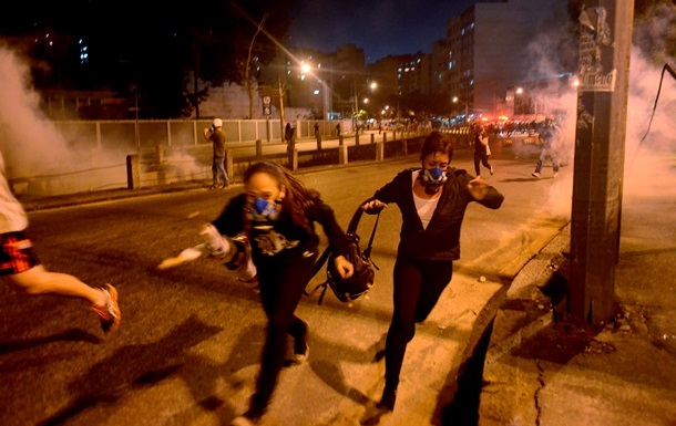 У Бразилії поліція знову застосувала сльозогінний газ для розгону демонстрантів 