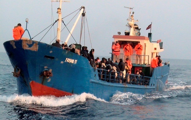 Берегова охорона Італії виявила десятки тіл на судні з мігрантами