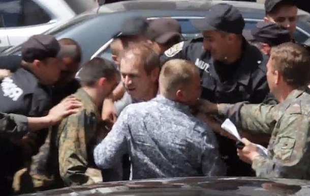 Митингующие под Верховной Радой атаковали нардепа Пашинского
