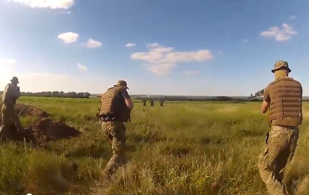 Обнародовано видео, как неизвестные в камуфляже сдаются силовикам АТО