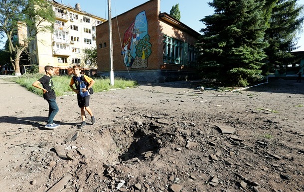 Последствия артобстрела Краматорска: разрушенные дома, воронки, осколки