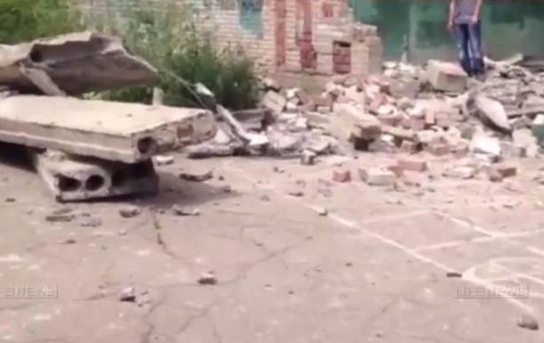 В Луганске снаряд попал в здание школы
