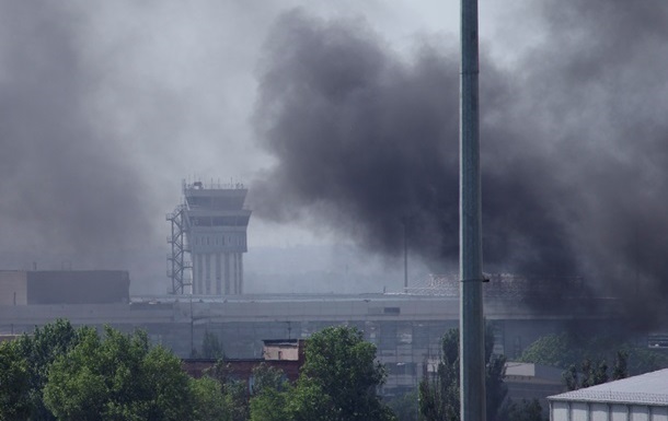 В районе аэропорта Донецка слышны интенсивные перестрелки и взрывы - горсовет