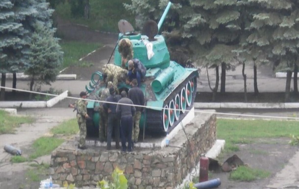 Вооруженные люди в Антраците сняли с постамента танк 
