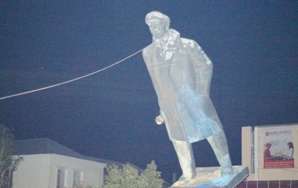 В Херсонской области повалили памятник Ленину