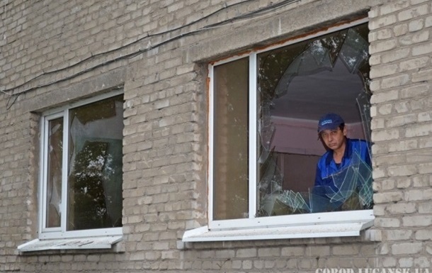 Бої в Луганську: під обстріл потрапили ДАІ, пошта та райрада