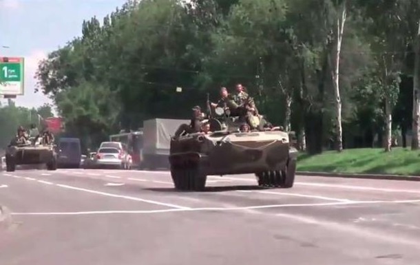 По Донецку проехала колонна военной техники