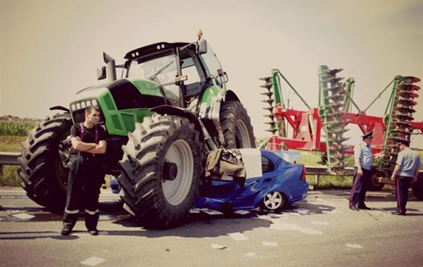 У Закарпатській області зіткнулися трактор, маршрутка й автомобіль: троє загиблих 