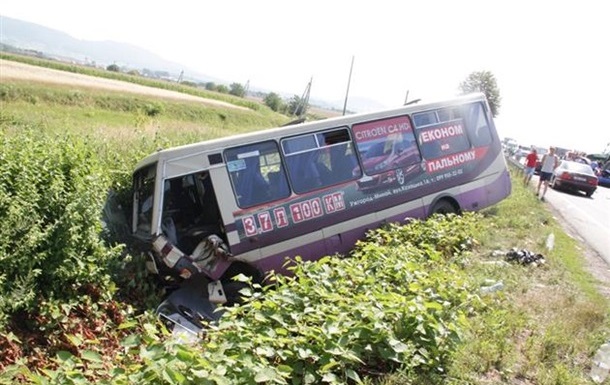 На Закарпатті рейсовий автобус врізався в автомобіль, троє людей загинули 
