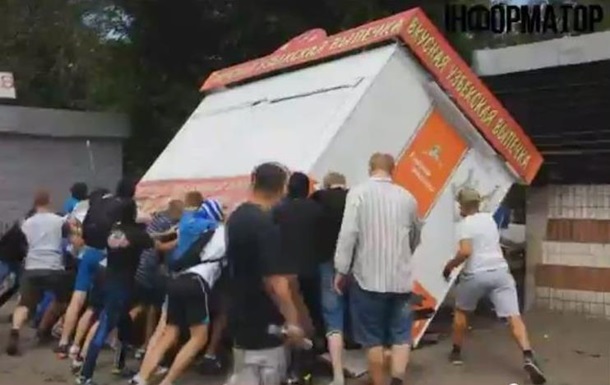 В Киеве люди в масках перевернули киоск