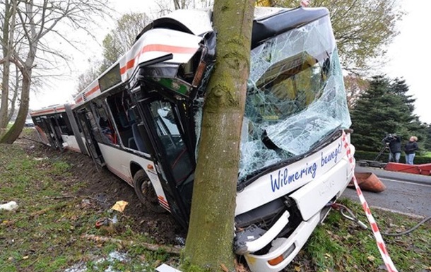 У Німеччині зіткнулися автобуси з України і Польщі: 9 загиблих, 40 постраждалих