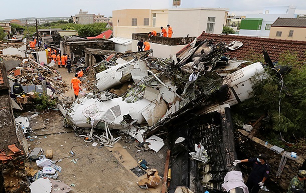 Фото з місця падіння літака на Тайвані, низка пасажирів якого врятувалися