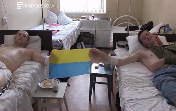 Раненый боец батальона  Донбасс : Нас лечат только перевязками