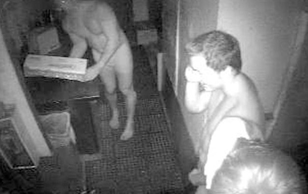 У США три голих грабіжники пробралися вночі до ресторану і вкрали 60 гамбургерів