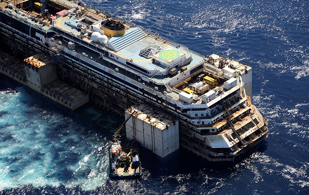 Лайнер Costa Concordia доставили к месту утилизации