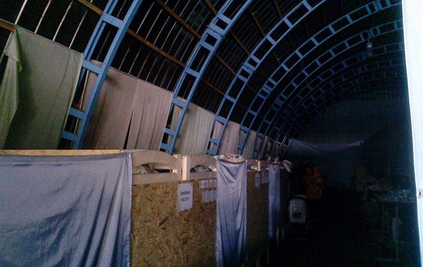В Киеве 200 беженцев поселились в ангаре завода