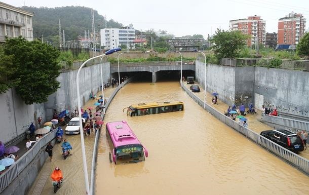 Десятки автомобилей пострадали от наводнения в Китае