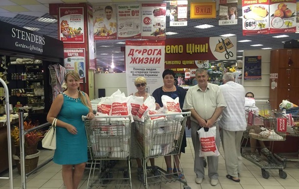 Общественные активисты передали помощь дому престарелых в Луганске, пострадавшему от минометного обстрела