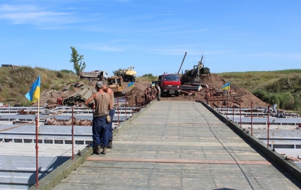 На месте взорванных мостов на Донбассе устанавливают временные переправы