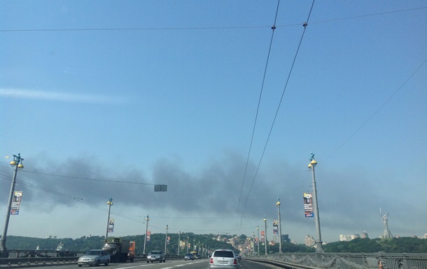 У Києві на Березняківській горіла деревообробна фабрика, дим видно біля метро Видубичі 