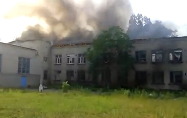 В Донецке снарядом частично разрушено здание школы