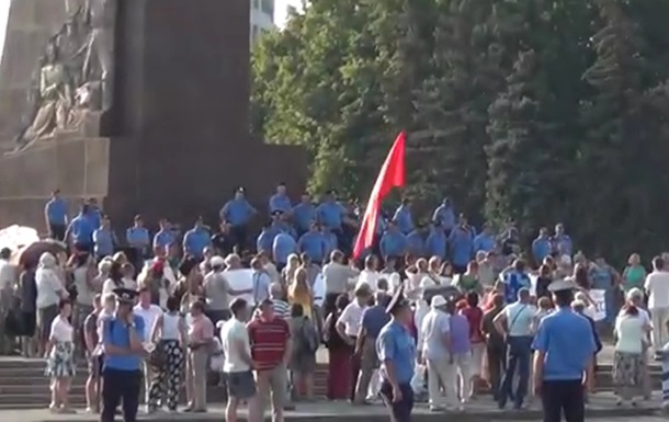 В Харькове на площади Свободы проходит сразу два митинга