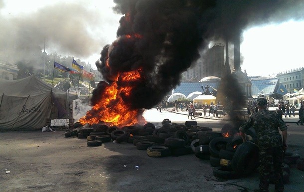 На Хрещатику розбирають барикади, активісти підпалили шини